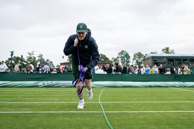 230703 Staff pull the rain cover over court number five during day 1 of Wimbledon on July 3, 2023 in London. Photo: Jesper Zerman BILDBYRAN COP 234 JZ0389 tennis wimbledon day 1 bbeng Copyright: JESPERxZERMAN BB230703JZ005