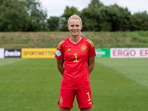 Sport Themen der Woche KW27 Sport Bilder des Tages Merle Frohms (Deutschland, 01), GER, DFB Fussball Frauen Nationalmannschaft, Portrait Fototermin, FIFA WM Vorbereitung 2023 in Herzogenaurach, 02.07.2023 Nicole Anyomi (Deutschland, 25),GER, DFB Fussball Frauen Nationalmannschaft, Portrait Fototermin, FIFA WM Vorbereitung 2023 in Herzogenaurach, 02.07.2023 Herzogenaurach *** Merle Frohms Germany, 01 ,GER, DFB Womens National Team, portrait photo session, FIFA World Cup preparation 2023 in Herzogenaurach, 02 07 2023 Nicole Anyomi Germany, 25 ,GER, DFB Womens National Team, portrait photo session, FIFA World Cup preparation 2023 in Herzogenaurach, 02 07 2023 Herzogenaurach Copyright: xEibner-Pressefoto Memmlerx EP_MMR