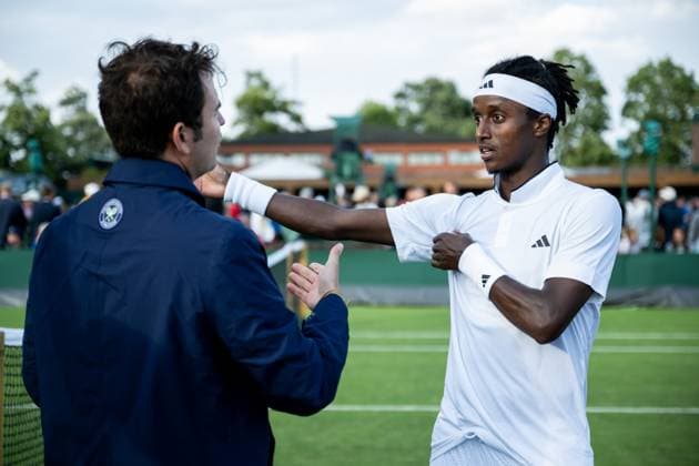 230703 Mikael Ymer of Sweden in a discussion with the umpire after a first round singles tennis match during day 1 of Wimbledon on July 3, 2023 in London. Photo: Jesper Zerman BILDBYRAN COP 234 JZ0389 tennis wimbledon day 1 bbeng Copyright: JESPERxZERMAN BB230703JZ032