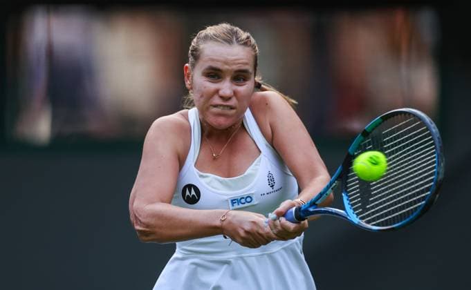 Mandatory Credit: Photo by Ella Ling Shutterstock (13992814eu) Sofia Kenin in action Wimbledon Tennis Championships, Day 1, The All England Lawn Tennis and Croquet Club, London, UK - 03 Jul 2023 Wimbledon Tennis Championships, Day 1, The All England Lawn Tennis and Croquet Club, London, UK - 03 Jul 2023  Copyright: xEllaxLing Shutterstockx 13992814eu