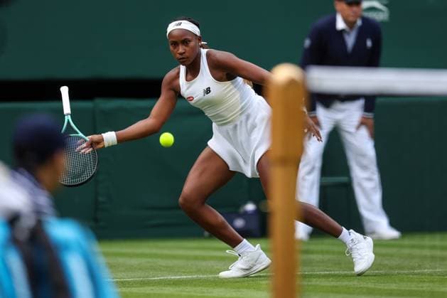 Sport Bilder des Tages Wimbledon: Day One 3 July 2023, Wimbledon - Wimbledon Tennis Championships - Day One - Coco Gauff (USA) uses her racquet upside down after dropping it during her Women™ Singles match with Sofia Kenin (USA) - Photo: Charlotte Wilson Offside . Wimbledon UK Copyright: xCharlottexWilsonx xOffsidexOffside