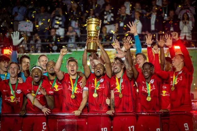 Fussball Berlin 03.06.2023 Saison 2022 2023 DFB Pokalfinale RB Leipzig - Eintracht Frankfurt RB Leipzig gewinnt den DFB-Pokal Willi Orban (Leipzig, No.04) mit Pokal Daniel Olmo Carvajal (Leipzig, No.07) Mohamed Simakan (Leipzig, No.02) Benjamin Henrichs (Leipzig, No.39) Christopher Nkunku (Leipzig, No.18) Dominik Szoboszlai (Leipzig, No.17) Amadou Haidara (Leipzig, No.08) Yussuf Poulsen (Leipzig, No.09) und andere *** Football Berlin 03 06 2023 Season 2022 2023 DFB Cup Final RB Leipzig Eintracht Frankfurt RB Leipzig wins the DFB Cup Willi Orban Leipzig, No 04 with Cup Daniel Olmo Carvajal Leipzig, No 07 Mohamed Simakan Leipzig, No 02 Benjamin Henrichs Leipzig, No 39 Christopher Nkunku Leipzig, No 18 Dominik Szoboszlai Leipzig, No 17 Amadou Haidara Leipzig, No 08 Yussuf Poulsen Leipzig, No 09 and other