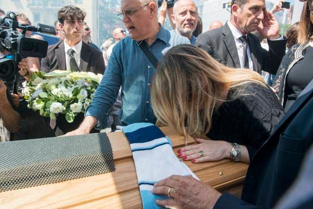 Foto Valentina Stefanelli LaPresse 4 Luglio 2023 Roma, Italia - Cronaca - I funerali di Vincenzo D Amico nella Chiesa Gran Madre di Dio, nella piazza di Ponte Milvio. Nella foto: un momento del rito funebre. La moglie Simona D amico July 4, 2023 Rome, Italy - News - The funeral of Vincenzo D Amico at the Gran Madre di Dio Church in Ponte Milvio square. In the photo: a moment of the funeral ceremony.  Copyright: xValentinaxStefanelli LaPressex