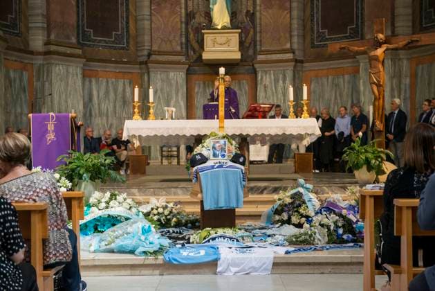 Foto Valentina Stefanelli LaPresse 4 Luglio 2023 Roma, Italia - Cronaca - I funerali di Vincenzo D Amico nella Chiesa Gran Madre di Dio, nella piazza di Ponte Milvio. Nella foto: un momento del rito funebre. July 4, 2023 Rome, Italy - News - The funeral of Vincenzo D Amico at the Gran Madre di Dio Church in Ponte Milvio square. In the photo: a moment of the funeral ceremony.  Copyright: xValentinaxStefanelli LaPressex