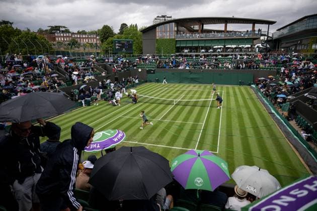 230704 Staff pull the raincover over court three as play is suspended du to rain on July 4, 2023 in London. Photo: Jesper Zerman BILDBYRAN COP 234 JZ0390 tennis wimbledon day 2 bbeng Copyright: JESPERxZERMAN BB230704JZ034