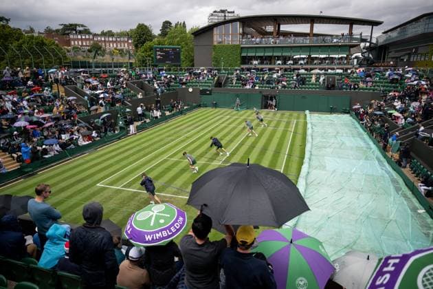 230704 Staff pull the raincover over court three as play is suspended du to rain on July 4, 2023 in London. Photo: Jesper Zerman BILDBYRAN COP 234 JZ0390 tennis wimbledon day 2 bbeng Copyright: JESPERxZERMAN BB230704JZ035