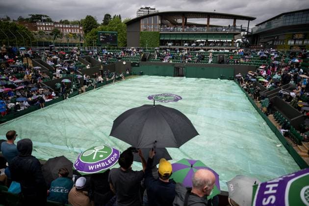Sport Bilder des Tages 230704 Staff pull the raincover over court three as play is suspended du to rain on July 4, 2023 in London. Photo: Jesper Zerman BILDBYRAN COP 234 JZ0390 tennis wimbledon day 2 bbeng Copyright: JESPERxZERMAN BB230704JZ036