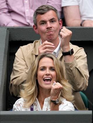 Sport Bilder des Tages Mandatory Credit: Photo by Dave Shopland Shutterstock (13995876ef) Josh Murray and Kim Murray watching the action on Centre Court Wimbledon Tennis Championships, Day 2, The All England Lawn Tennis and Croquet Club, London, UK - 04 Jul 2023 Wimbledon Tennis Championships, Day 2, The All England Lawn Tennis and Croquet Club, London, UK - 04 Jul 2023  Copyright: xDavexShopland Shutterstockx 13995876ef