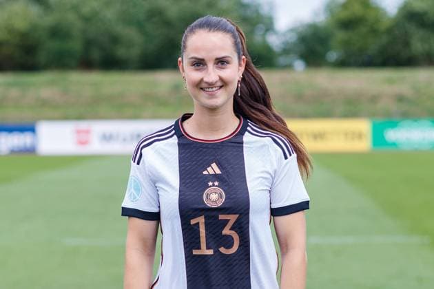 Sara Däbritz (GER, 13); Porträt, Einzelbild, 03.07.2023, Herzogenaurach (Deutschland), Fussball, Frauen, Deutsche Nationalmannschaft, Media Day, DFB DFL REGULATIONS PROHIBIT ANY USE OF PHOTOGRAPHS AS IMAGE SEQUENCES AND OR QUASI-VIDEO.