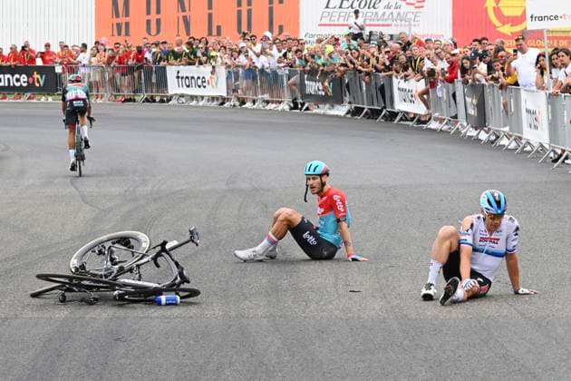 Sport Themen der Woche KW27 Sport Bilder des Tages Tour de France 2023 - Stage 04 NOGARO, FRANCE - JULY 04 : crash Guarnieri Jacopo (ITA) of Lotto Dstny and Jakobsen Fabio (NLD) of Soudal - Quick Step during stage 4 of the 110th edition of the Tour de France 2023 cycling race, a stage of 182 kms with start in Dax and finish in Nogaro on July 04, 2023 in Nogaro, France, 04 07 2023 ( Motordriver Kenny Verfaillie - Nogaro France  Copyright: xFranckxFaugerex
