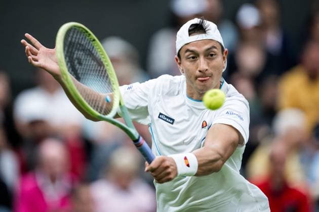 230704 Ryan Peniston of Great Britain competes in a first round singles tennis match against Andy Murray of Great Britain during day 2 of Wimbledon on July 4, 2023 in London. Photo: Jesper Zerman BILDBYRAN COP 234 JZ0390 tennis wimbledon day 2 bbeng Copyright: JESPERxZERMAN BB230704JZ045