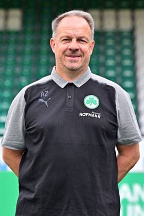 04.07.2023 - SpVgg Greuther Fürth ( Kleeblatt Spielvereinigung ) - 2. Fussball Bundesliga - Saison 2023 2024 - Fototermin Porträttermin Vorstellung Präsentation Pressetermin - - Einzelbild Einzelfoto Portrait Porträt Kopfbild - Alexander Zorniger ( Trainer SpVgg Greuther Fürth )