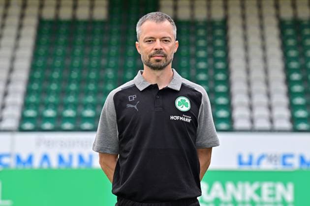 04.07.2023 - SpVgg Greuther Fürth ( Kleeblatt Spielvereinigung ) - 2. Fussball Bundesliga - Saison 2023 2024 - Fototermin Porträttermin Vorstellung Präsentation Pressetermin - - Einzelbild Einzelfoto Portrait Porträt Kopfbild - Christoph Porzelt (Physio SpVgg Greuther Fürth )