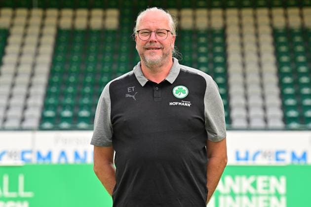 04.07.2023 - SpVgg Greuther Fürth ( Kleeblatt Spielvereinigung ) - 2. Fussball Bundesliga - Saison 2023 2024 - Fototermin Porträttermin Vorstellung Präsentation Pressetermin - - Einzelbild Einzelfoto Portrait Porträt Kopfbild - Dr. Ekkehardt Templer ( Mannschaftsarzt SpVgg Greuther Fürth )