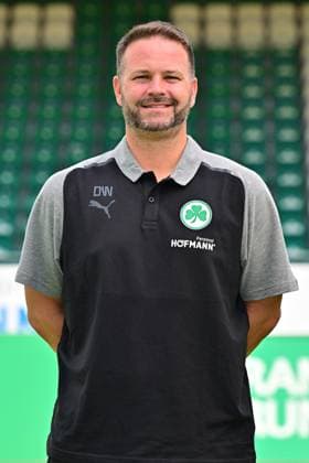 04.07.2023 - SpVgg Greuther Fürth ( Kleeblatt Spielvereinigung ) - 2. Fussball Bundesliga - Saison 2023 2024 - Fototermin Porträttermin Vorstellung Präsentation Pressetermin - - Einzelbild Einzelfoto Portrait Porträt Kopfbild - Daniel Wiegand (Team-Koordinator Zeugwart SpVgg Greuther Fürth )