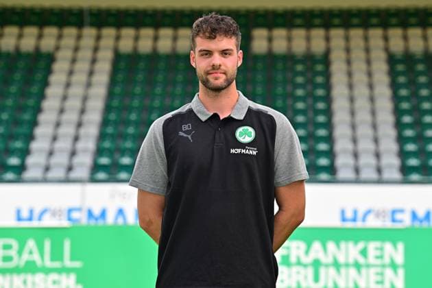 04.07.2023 - SpVgg Greuther Fürth ( Kleeblatt Spielvereinigung ) - 2. Fussball Bundesliga - Saison 2023 2024 - Fototermin Porträttermin Vorstellung Präsentation Pressetermin - - Einzelbild Einzelfoto Portrait Porträt Kopfbild - Bjarne Oslender ( Videoanalyse SpVgg Greuther Fürth )
