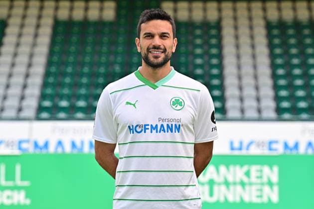 04.07.2023 - SpVgg Greuther Fürth ( Kleeblatt Spielvereinigung ) - 2. Fussball Bundesliga - Saison 2023 2024 - Fototermin Porträttermin Vorstellung Präsentation Pressetermin - - Einzelbild Einzelfoto Portrait Porträt Kopfbild - Oussama Haddadi (5, SpVgg Greuther Fürth )