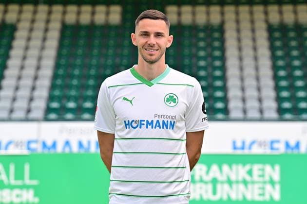 04.07.2023 - SpVgg Greuther Fürth ( Kleeblatt Spielvereinigung ) - 2. Fussball Bundesliga - Saison 2023 2024 - Fototermin Porträttermin Vorstellung Präsentation Pressetermin - - Einzelbild Einzelfoto Portrait Porträt Kopfbild - Branimir Hrgota (10. SpVgg Greuther Fürth )
