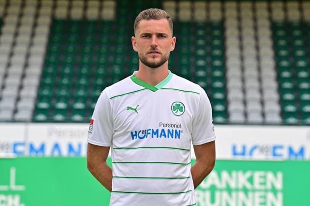 04.07.2023 - SpVgg Greuther Fürth ( Kleeblatt Spielvereinigung ) - 2. Fussball Bundesliga - Saison 2023 2024 - Fototermin Porträttermin Vorstellung Präsentation Pressetermin - - Einzelbild Einzelfoto Portrait Porträt Kopfbild - Dennis Srbeny (7, SpVgg Greuther Fürth )