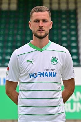 04.07.2023 - SpVgg Greuther Fürth ( Kleeblatt Spielvereinigung ) - 2. Fussball Bundesliga - Saison 2023 2024 - Fototermin Porträttermin Vorstellung Präsentation Pressetermin - - Einzelbild Einzelfoto Portrait Porträt Kopfbild - Dennis Srbeny (7, SpVgg Greuther Fürth )