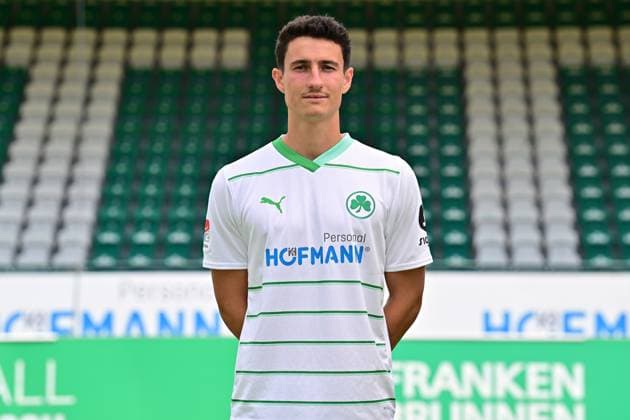 04.07.2023 - SpVgg Greuther Fürth ( Kleeblatt Spielvereinigung ) - 2. Fussball Bundesliga - Saison 2023 2024 - Fototermin Porträttermin Vorstellung Präsentation Pressetermin - - Einzelbild Einzelfoto Portrait Porträt Kopfbild - Marco Meyerhöfer Meyerhoefer (18, SpVgg Greuther Fürth )