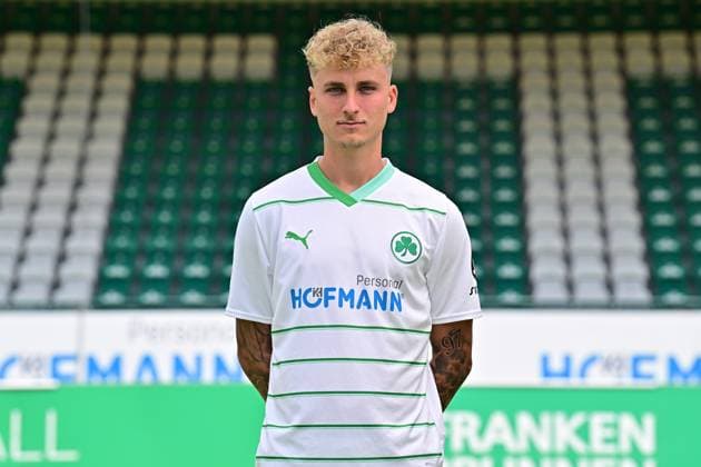 04.07.2023 - SpVgg Greuther Fürth ( Kleeblatt Spielvereinigung ) - 2. Fussball Bundesliga - Saison 2023 2024 - Fototermin Porträttermin Vorstellung Präsentation Pressetermin - - Einzelbild Einzelfoto Portrait Porträt Kopfbild - Nils Seufert (8, SpVgg Greuther Fürth )