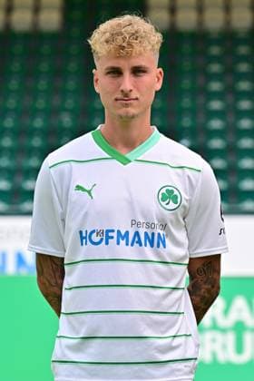 04.07.2023 - SpVgg Greuther Fürth ( Kleeblatt Spielvereinigung ) - 2. Fussball Bundesliga - Saison 2023 2024 - Fototermin Porträttermin Vorstellung Präsentation Pressetermin - - Einzelbild Einzelfoto Portrait Porträt Kopfbild - Nils Seufert (8, SpVgg Greuther Fürth )