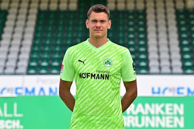 04.07.2023 - SpVgg Greuther Fürth ( Kleeblatt Spielvereinigung ) - 2. Fussball Bundesliga - Saison 2023 2024 - Fototermin Porträttermin Vorstellung Präsentation Pressetermin - - Einzelbild Einzelfoto Portrait Porträt Kopfbild - Leon Schaffran (25, SpVgg Greuther Fürth )