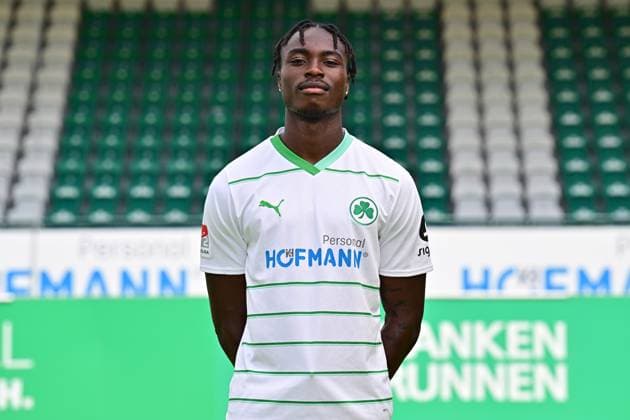 04.07.2023 - SpVgg Greuther Fürth ( Kleeblatt Spielvereinigung ) - 2. Fussball Bundesliga - Saison 2023 2024 - Fototermin Porträttermin Vorstellung Präsentation Pressetermin - - Einzelbild Einzelfoto Portrait Porträt Kopfbild - Dickson Abiama (11, SpVgg Greuther Fürth )