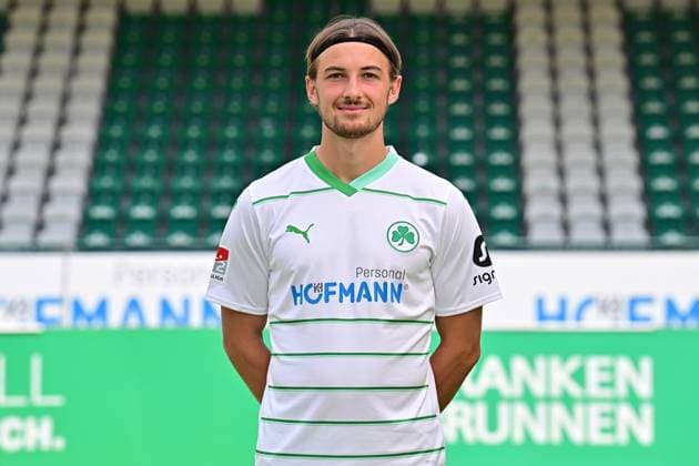 04.07.2023 - SpVgg Greuther Fürth ( Kleeblatt Spielvereinigung ) - 2. Fussball Bundesliga - Saison 2023 2024 - Fototermin Porträttermin Vorstellung Präsentation Pressetermin - - Einzelbild Einzelfoto Portrait Porträt Kopfbild - Lukas Petkov (16, SpVgg Greuther Fürth )