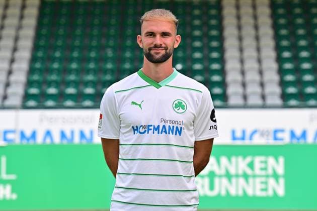 04.07.2023 - SpVgg Greuther Fürth ( Kleeblatt Spielvereinigung ) - 2. Fussball Bundesliga - Saison 2023 2024 - Fototermin Porträttermin Vorstellung Präsentation Pressetermin - - Einzelbild Einzelfoto Portrait Porträt Kopfbild - Simon Asta (2, SpVgg Greuther Fürth )