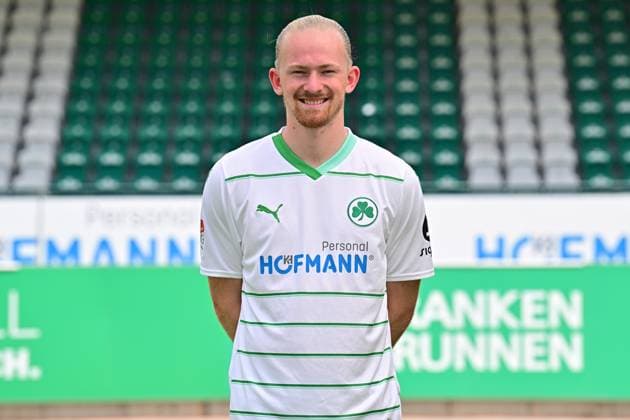 04.07.2023 - SpVgg Greuther Fürth ( Kleeblatt Spielvereinigung ) - 2. Fussball Bundesliga - Saison 2023 2024 - Fototermin Porträttermin Vorstellung Präsentation Pressetermin - - Einzelbild Einzelfoto Portrait Porträt Kopfbild - Jomaine Consbruch (14, SpVgg Greuther Fürth )