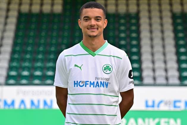 04.07.2023 - SpVgg Greuther Fürth ( Kleeblatt Spielvereinigung ) - 2. Fussball Bundesliga - Saison 2023 2024 - Fototermin Porträttermin Vorstellung Präsentation Pressetermin - - Einzelbild Einzelfoto Portrait Porträt Kopfbild - Maximilian Solomon Dietz (33, SpVgg Greuther Fürth )