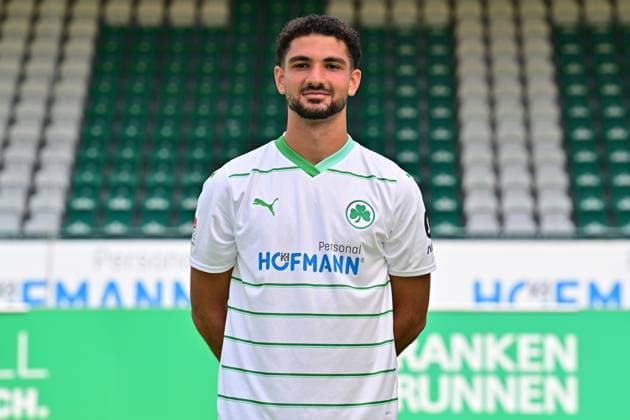 04.07.2023 - SpVgg Greuther Fürth ( Kleeblatt Spielvereinigung ) - 2. Fussball Bundesliga - Saison 2023 2024 - Fototermin Porträttermin Vorstellung Präsentation Pressetermin - - Einzelbild Einzelfoto Portrait Porträt Kopfbild - Kerim Calhanoglu (21, SpVgg Greuther Fürth )