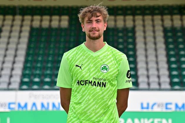 04.07.2023 - SpVgg Greuther Fürth ( Kleeblatt Spielvereinigung ) - 2. Fussball Bundesliga - Saison 2023 2024 - Fototermin Porträttermin Vorstellung Präsentation Pressetermin - - Einzelbild Einzelfoto Portrait Porträt Kopfbild - Lasse Schulz ( SpVgg Greuther Fürth )