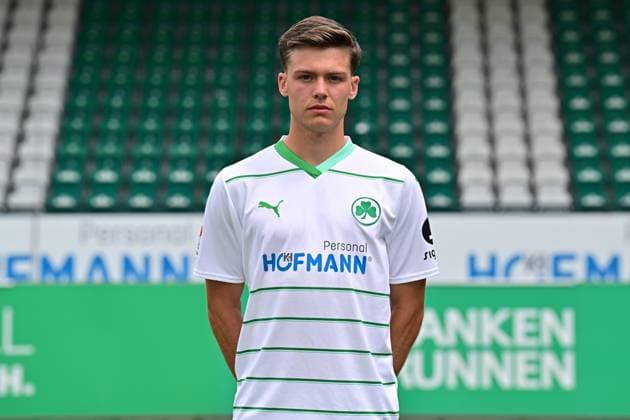 04.07.2023 - SpVgg Greuther Fürth ( Kleeblatt Spielvereinigung ) - 2. Fussball Bundesliga - Saison 2023 2024 - Fototermin Porträttermin Vorstellung Präsentation Pressetermin - - Einzelbild Einzelfoto Portrait Porträt Kopfbild - Sidney Raebiger (6, SpVgg Greuther Fürth )