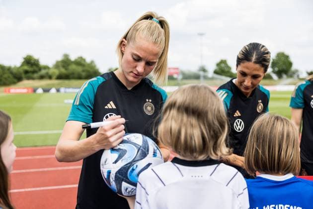 Training DFB Frauen; 04.07.2023 Janina Minge (Deutschland, 29) gibt vor dem Training Autogramme Offenes Training mit Fans DFB Frauen, Herzogenaurach, adidas Homeground Copyright: xBEAUTIFULxSPORTS Wunderlx