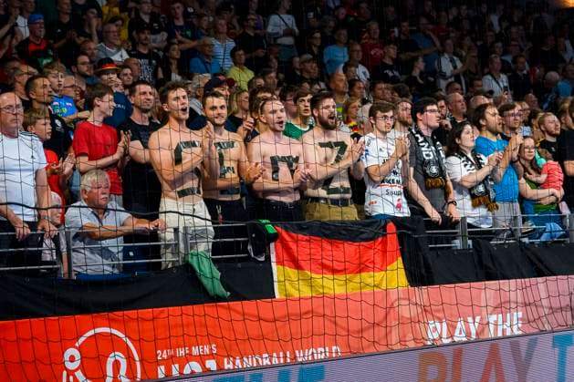 Berlin, 02. Juli 2023: Handball U21, U 21 WM - Finale - Deutschland - Ungarn Fankurve Fans Fanblock Berlin Max-Schmeling-Halle Berlin Deutschland