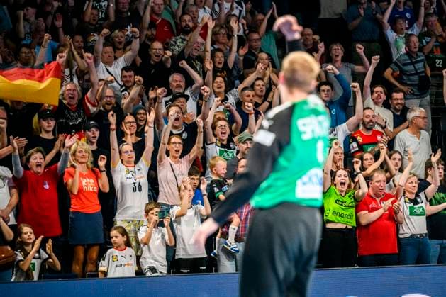 Berlin, 02. Juli 2023: Handball U21, U 21 WM - Finale - Deutschland - Ungarn Fankurve Fans Fanblock bejubeln Torhueter David Späth Spaeth (Deutschland Rhein-Neckar Loewen) Berlin Max-Schmeling-Halle Berlin Deutschland