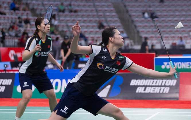 (230705) -- CALGARY, July 5, 2023 -- Li Yijing Luo Xumin (front) of China compete during the women s doubles first round match against Lee Chia Hsin Teng Chun Hsun of Chinese Taipei at the 2023 Canada Open badminton tournament in Calgary, Canada, on July 4, 2023. (Photo by Xinhua) (SP)CANADA-CALGARY-BADMINTON-CANADA OPEN-WOMEN S DOUBLES ZouxZheng 