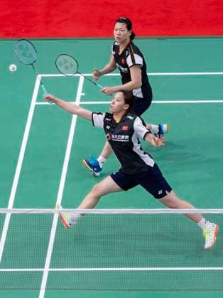 (230705) -- CALGARY, July 5, 2023 -- Li Yijing (front) Luo Xumin of China compete during the women s doubles first round match against Lee Chia Hsin Teng Chun Hsun of Chinese Taipei at the 2023 Canada Open badminton tournament in Calgary, Canada, on July 4, 2023. (Photo by Xinhua) (SP)CANADA-CALGARY-BADMINTON-CANADA OPEN-WOMEN S DOUBLES ZouxZheng 