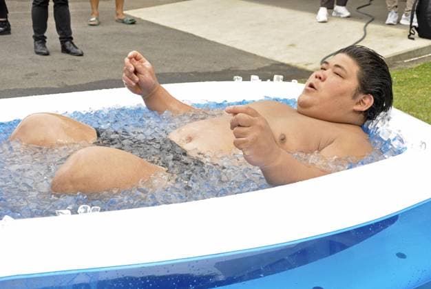 Sport Themen der Woche KW27 Sport Bilder des Tages Sumo: Hakuoho Sumo wrestler Hakuoho is soaked in ice water after morning training at his Miyagino stable in Toyota in Aichi Prefecture, central Japan, on July 5, 2023, ahead of his debut in the elite makuuchi division at the 15-day Nagoya Grand Sumo Tournament starting July 9.  A14AA0001649659P 