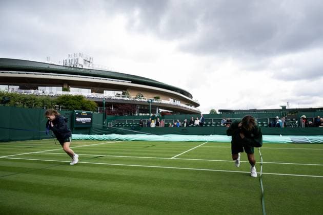 230705 Staff pull the raincover over court 14 dur to bad weather during day 3 of Wimbledon on July 5, 2023 in London. Photo: Jesper Zerman BILDBYRAN COP 234 JZ0391 tennis wimbledon day 3 bbeng Copyright: JESPERxZERMAN BB230705JZ002