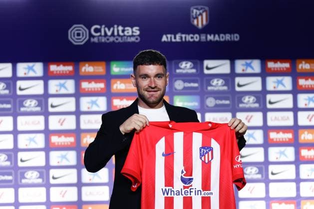 Sport Themen der Woche KW27 Sport Bilder des Tages Fußball, Atletico Madrid präsentiert Neuzugang Javi Galan July 5, 2023, MADRID, MADRID, SPAIN: Javi Galan poses for photo with the T-Shirt number 18 during his presentation as new player of Atletico de Madrid celebrated at Civitas Metropolitano on July 5, 2023, in Madrid, Spain. MADRID SPAIN - ZUMAa181 20230705_zaa_a181_015 Copyright: xOscarxJ.xBarrosox