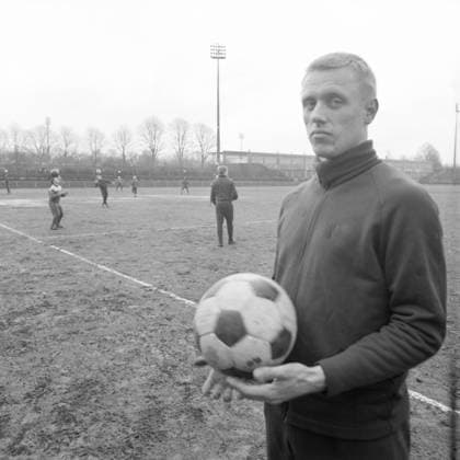 Persönlichkeiten aus 1965-71 DEU, Deutschland, Dortmund: Persönlichkeiten aus der Politik, Wirtschaft und Kultur aus den Persönlichkeiten aus 1965-71 DEU, Deutschland, Dortmund: Persönlichkeiten aus der Politik, Wirtschaft und Kultur aus den Jahren 1965-71. DEU, Germany, Dortmund: Personalities from politics, business and culture from the years 1965-71. *** Local Caption *** Siegfried Held Fußballprofi NRW *** Personalities from 1965 71 DEU, Germany, Dortmund Personalities from politics, business and culture from the years 1965 71 DEU, Germany, Dortmund Personalities from politics, business and culture from the years 1965 71 Local Caption Siegfried Held professional soccer player NRW *** Personalities from 1965 71 DEU, Germany, Dortmund Personalities from politics, business and culture from the years 1965 71 DEU, Germany, Dortmund Personalities from politics, business and culture from the years 1965 71 DEU, Germany, Dortmund Personalities from politics, business and culture from the years 1965 71 Local Caption Siegfried Held professional soccer player NRW Personalities from 1965 71 DEU, Germany, Dortmund Personalities from politics, business and culture from the years 1965 71 DEU, Germany, Dortmund Personalities from politics, business and culture from the years 1965 71 Local Caption Siegfried Held professional soccer player NRW