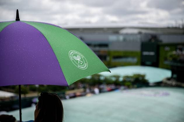 230705 Spectators with an umbrella as play is postponed due to rain during day 3 of Wimbledon on July 5, 2023 in London. Photo: Jesper Zerman BILDBYRAN COP 234 JZ0391 tennis wimbledon day 3 bbeng Copyright: JESPERxZERMAN BB230705JZ011