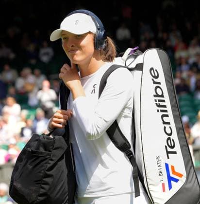 Mandatory Credit: Photo by Dave Shopland Shutterstock (13995910di) Iga Swiatek walking onto Centre Court, wearing Bose headphones Wimbledon Tennis Championships, Day 3, The All England Lawn Tennis and Croquet Club, London, UK - 05 Jul 2023 Wimbledon Tennis Championships, Day 3, The All England Lawn Tennis and Croquet Club, London, UK - 05 Jul 2023  Copyright: xDavexShopland Shutterstockx 13995910di