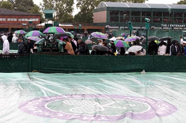 (230705) -- LONDON, July 5, 2023 -- People leave the court for the rain delay during the women s singles first round match between Zhang Shuai of China and Donna Vekic of Croatia at Wimbledon Tennis Championships in London, Britain, July 5, 2023. ) (SP)BRITAIN-LONDON-TENNIS-WIMBLEDON-DAY 3 HanxYan 