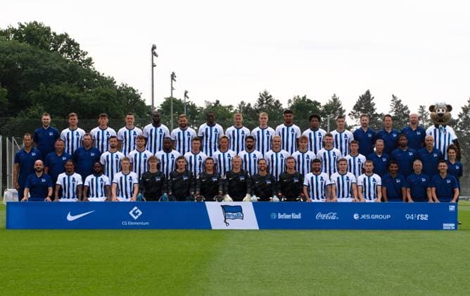 Hertha BSC; 2. Bundesliga, Porträttermin 2023 2024, Mannschaftsfoto, hi. Reihe v.li.: Spielanalyst Etienne Dzwonkowsky (Hertha BSC), Florian Niederlechner (Hertha BSC), Fabian Reese (Hertha BSC), Filip Uremovic (Hertha BSC), Wilfried Kanga (Hertha BSC), Lucas Tousart (Hertha BSC), Kelian Nsona (Hertha BSC), Marton Dardai (Hertha BSC), Tony Rölke (Hertha BSC), Joel da Silva Kiala (Hertha BSC), Jessic Ngankam (Hertha BSC), Ibrahim Maza (Hertha BSC), Athletiktrainer Hendrik Vieth (Hertha BSC), Athletiktrainer Henrik Kuchno (Hertha BSC), Spielanalyst Gabor Ruhr (Hertha BSC), Maskottchen Herthinho mi. Reihe v.li.: Co-Trainer Tamas Bodog (Hertha BSC), Trainer Pal Dardai (Hertha BSC), Torwarttrainer Andreas Menger (Hertha BSC), Mesut Kesik (Hertha BSC), Pascal Klemens (Hertha BSC), Myziane Maolida (Hertha BSC), Krzysztof Piatek (Hertha BSC), Derry Scherhant (Hertha BSC), Tolga Cigerci (Hertha BSC), Marc Oliver Kempf (Hertha BSC), Veit Stange (Hertha BSC), Linus Gechter (Hertha BSC), Gustav Christensen (Hertha BSC), Physiotherapeut Jürgen Lange (Hertha BSC), Physiotherapeut Frederick Syna (Hertha BSC), Zeugwart Hendrik Herzog (Hertha BSC), Physiotherapeutin Anne Kaube (Hertha BSC) unt. Reihe v.li.: Co-Trainer Admir Hamzagic (Hertha BSC), Jeremy Dudziak (Hertha BSC), Deyovaisio Zeefuik (Hertha BSC), Julian Eitschberger (Hertha BSC), Torhüter Tim Goller (Hertha BSC), Torhüter Robert Kwasigroch (Hertha BSC), Torhüter Alexander Schwolow (Hertha BSC), Torhüter Oliver Christensen (Hertha BSC), Torhüter Marius Gersbeck (Hertha BSC), Torhüter Tjark Ernst (Hertha BSC), Marco Richter (Hertha BSC), Marten Winkler (Hertha BSC), Jonjoe Kenny (Hertha BSC), Leiter Teammanagement Sami Allagui (Hertha BSC), Zeugwart Robert Abramczyk (Hertha BSC), Teammanager Maximilian Fürst (Hertha BSC) 05.07. 2023, Copyright: xSebastianxRäppold MatthiasxKochx