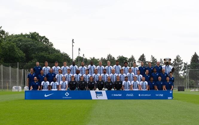 Hertha BSC; 2. Bundesliga, Porträttermin 2023 2024, Mannschaftsfoto, hi. Reihe v.li.: Spielanalyst Etienne Dzwonkowsky (Hertha BSC), Florian Niederlechner (Hertha BSC), Fabian Reese (Hertha BSC), Filip Uremovic (Hertha BSC), Wilfried Kanga (Hertha BSC), Lucas Tousart (Hertha BSC), Kelian Nsona (Hertha BSC), Marton Dardai (Hertha BSC), Tony Rölke (Hertha BSC), Joel da Silva Kiala (Hertha BSC), Jessic Ngankam (Hertha BSC), Ibrahim Maza (Hertha BSC), Athletiktrainer Hendrik Vieth (Hertha BSC), Athletiktrainer Henrik Kuchno (Hertha BSC), Spielanalyst Gabor Ruhr (Hertha BSC), Maskottchen Herthinho mi. Reihe v.li.: Co-Trainer Tamas Bodog (Hertha BSC), Trainer Pal Dardai (Hertha BSC), Torwarttrainer Andreas Menger (Hertha BSC), Mesut Kesik (Hertha BSC), Pascal Klemens (Hertha BSC), Myziane Maolida (Hertha BSC), Krzysztof Piatek (Hertha BSC), Derry Scherhant (Hertha BSC), Tolga Cigerci (Hertha BSC), Marc Oliver Kempf (Hertha BSC), Veit Stange (Hertha BSC), Linus Gechter (Hertha BSC), Gustav Christensen (Hertha BSC), Physiotherapeut Jürgen Lange (Hertha BSC), Physiotherapeut Frederick Syna (Hertha BSC), Zeugwart Hendrik Herzog (Hertha BSC), Physiotherapeutin Anne Kaube (Hertha BSC) unt. Reihe v.li.: Co-Trainer Admir Hamzagic (Hertha BSC), Jeremy Dudziak (Hertha BSC), Deyovaisio Zeefuik (Hertha BSC), Julian Eitschberger (Hertha BSC), Torhüter Tim Goller (Hertha BSC), Torhüter Robert Kwasigroch (Hertha BSC), Torhüter Alexander Schwolow (Hertha BSC), Torhüter Oliver Christensen (Hertha BSC), Torhüter Marius Gersbeck (Hertha BSC), Torhüter Tjark Ernst (Hertha BSC), Marco Richter (Hertha BSC), Marten Winkler (Hertha BSC), Jonjoe Kenny (Hertha BSC), Leiter Teammanagement Sami Allagui (Hertha BSC), Zeugwart Robert Abramczyk (Hertha BSC), Teammanager Maximilian Fürst (Hertha BSC) 05.07. 2023, Copyright: xSebastianxRäppold MatthiasxKochx